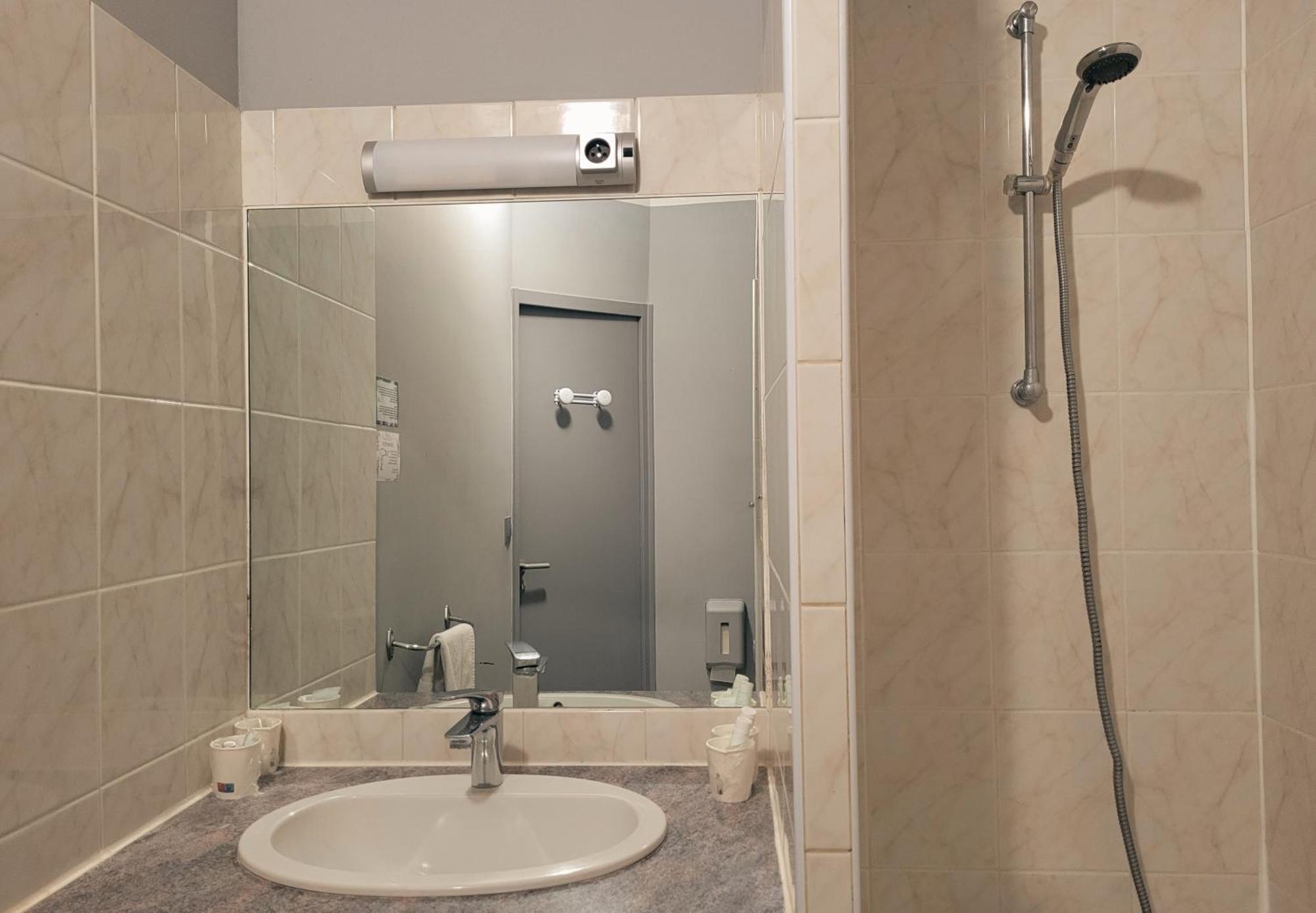 Hotel Restaurant Les Chataigniers Privas Dış mekan fotoğraf