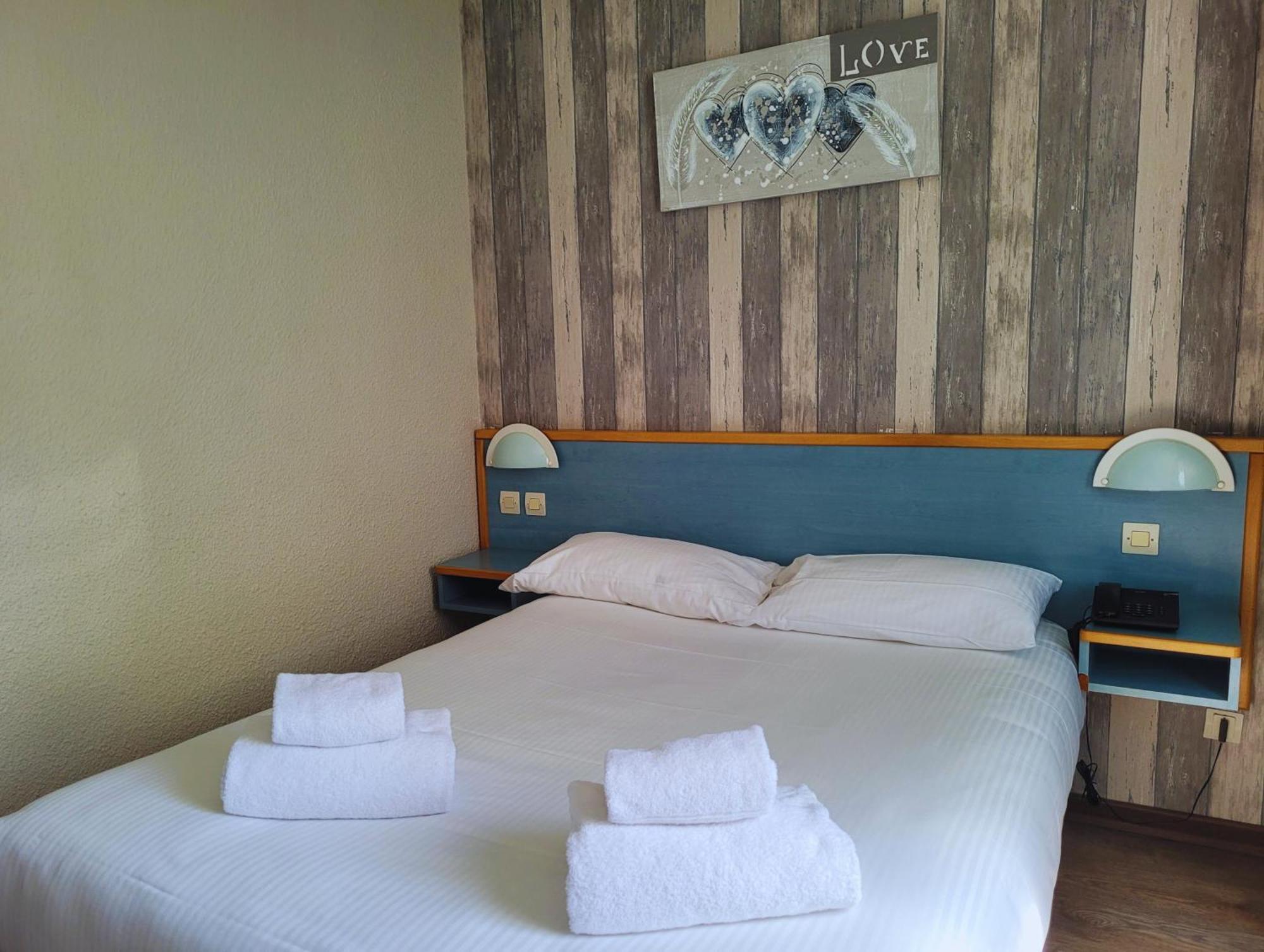 Hotel Restaurant Les Chataigniers Privas Oda fotoğraf