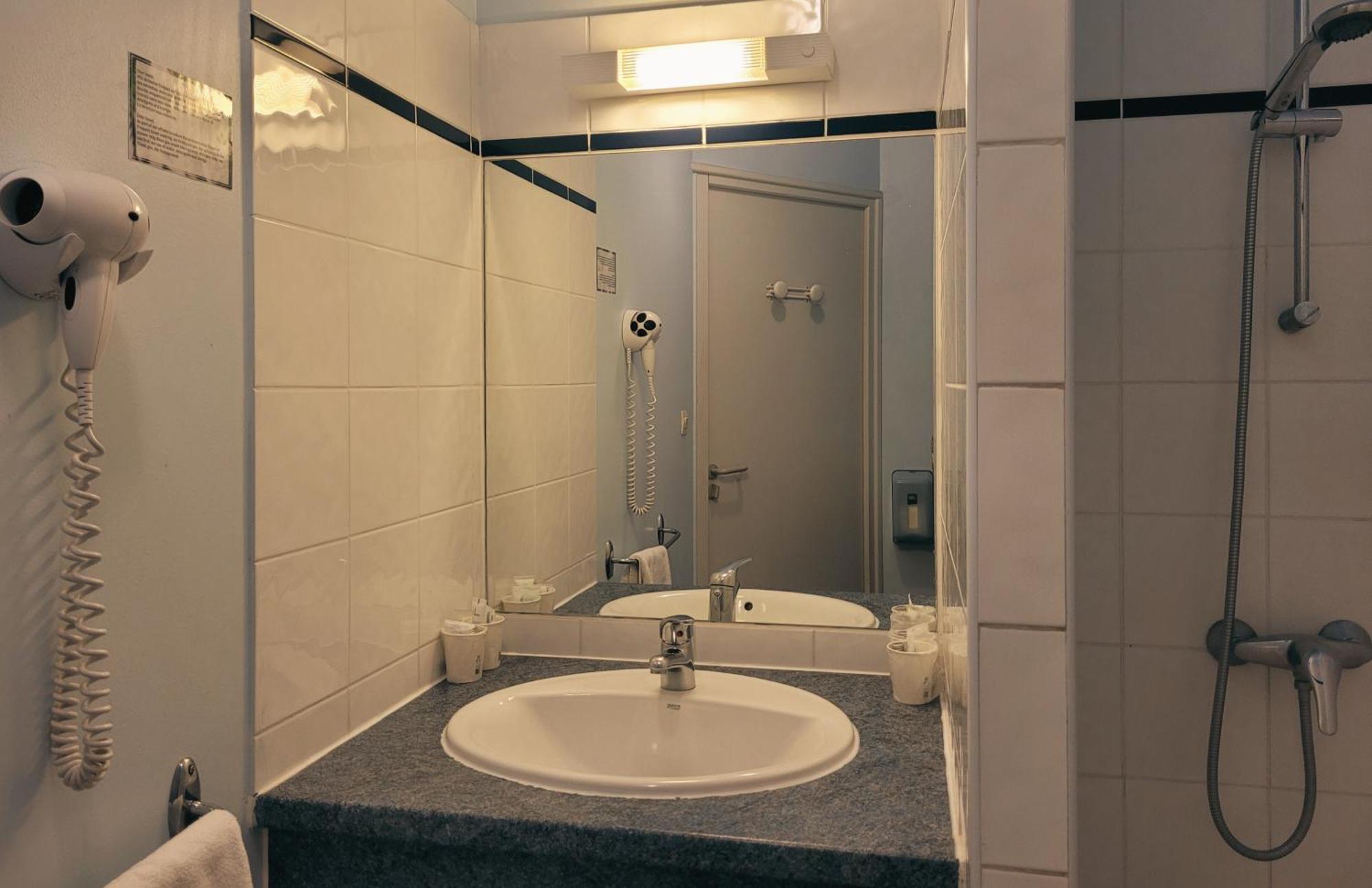 Hotel Restaurant Les Chataigniers Privas Oda fotoğraf