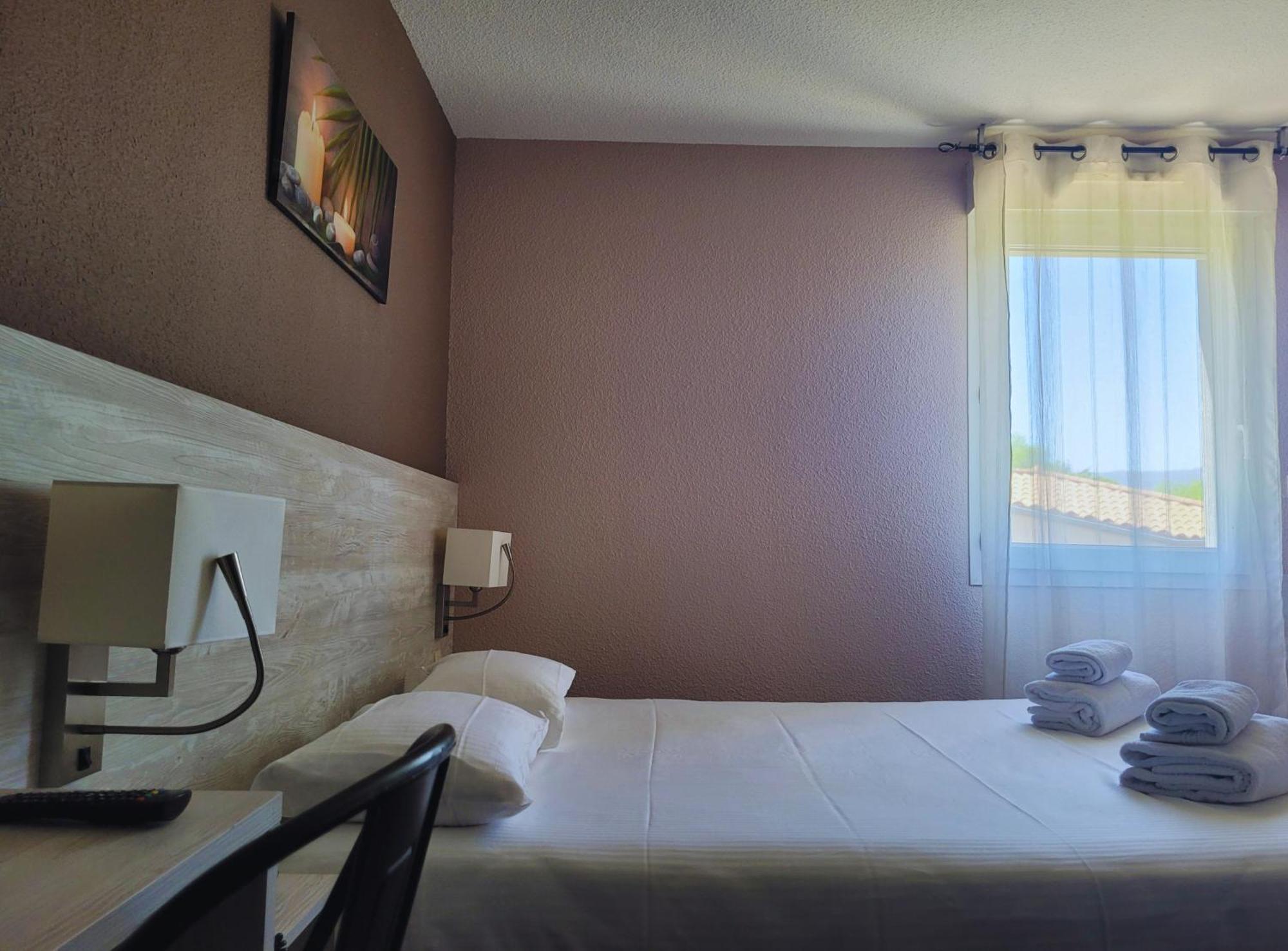Hotel Restaurant Les Chataigniers Privas Oda fotoğraf