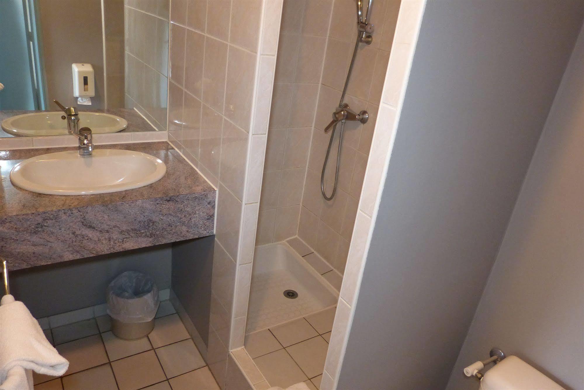 Hotel Restaurant Les Chataigniers Privas Dış mekan fotoğraf