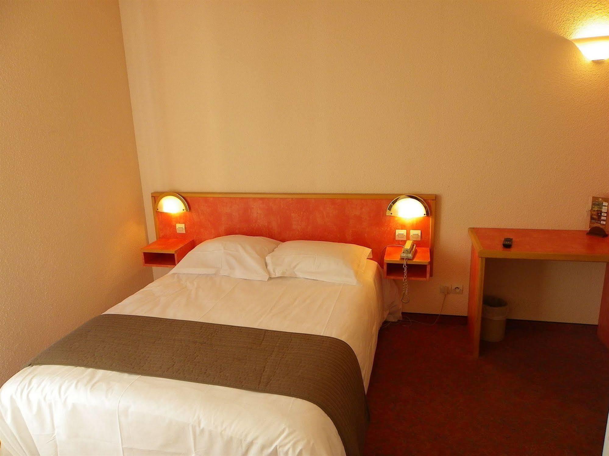 Hotel Restaurant Les Chataigniers Privas Dış mekan fotoğraf