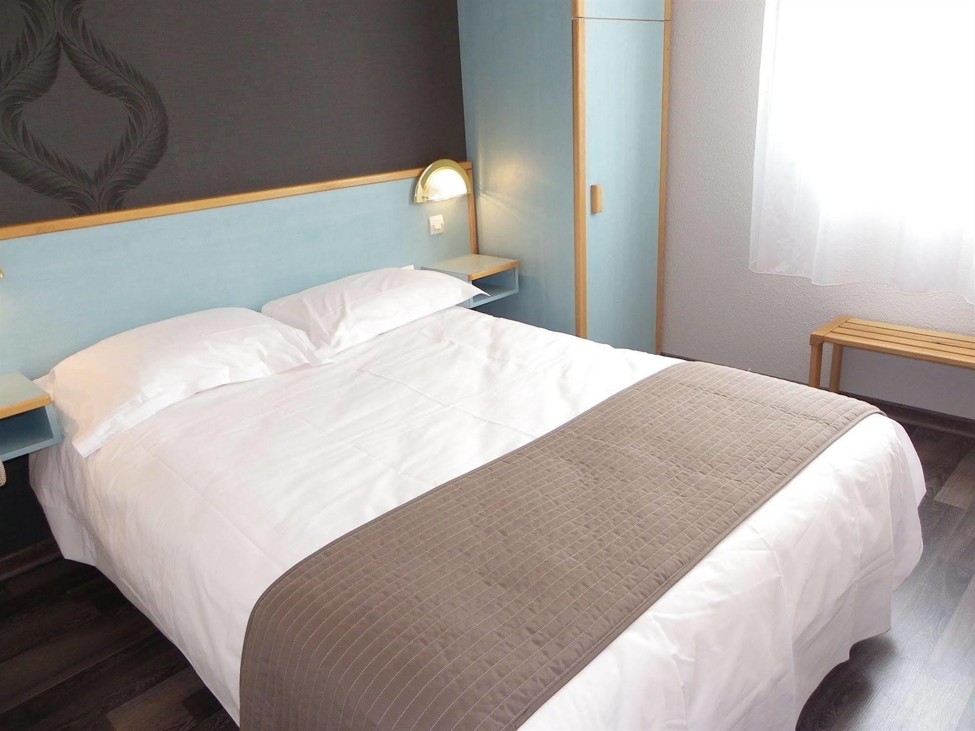 Hotel Restaurant Les Chataigniers Privas Dış mekan fotoğraf
